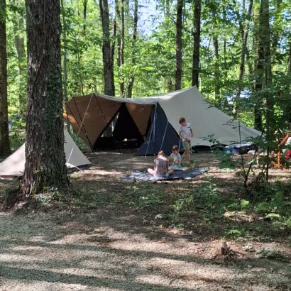 camping sous les arbres